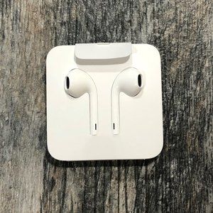 NEW Apple Ear Pods with Lightning Connector